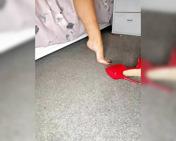 Lou In Heels aka Louinheels OnlyFans - Stream started at 09292020 0944 pm Bit of evening shoe dangling for you all