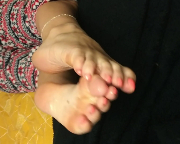 Lou In Heels aka Louinheels OnlyFans - First video request of the week  an oily sole tease i just did! Please let me know what you would