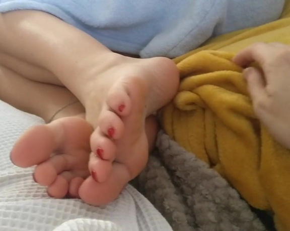 Lou In Heels aka Louinheels OnlyFans - Watch what he does with my feet after I fell asleep part 1