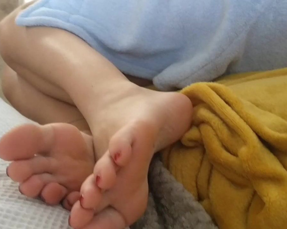 Lou In Heels aka Louinheels OnlyFans - Watch what he does with my feet after I fell asleep part 1