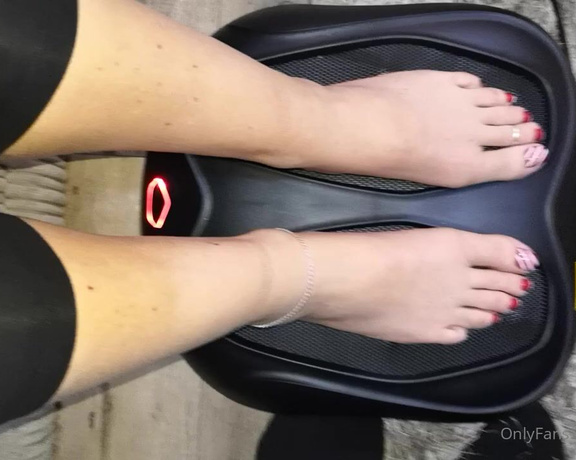 Lou In Heels aka Louinheels OnlyFans - A shiatsu foot massager is one of the best inventions Ive ever come acrossIm in my element righ