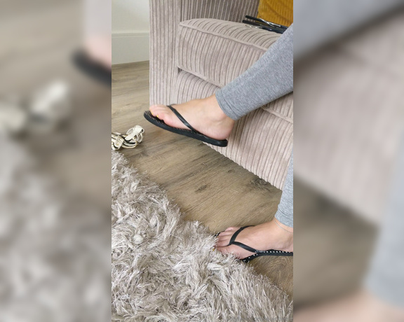 Lou In Heels aka Louinheels OnlyFans - I was walking around in my flips flops all day today who wants to lick my soft soles clean Btw, 7