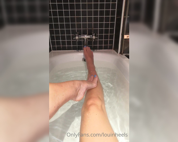 Lou In Heels aka Louinheels OnlyFans - A little swim in the tub