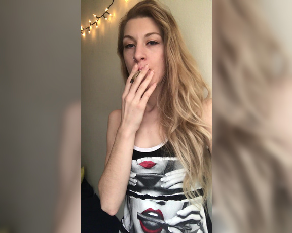 Miss Adah Vonn aka Topdomme OnlyFans - I love this stoner queen shirt you love to watch Me smoke