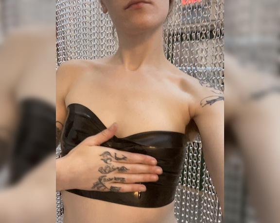 Miss Adah Vonn aka Topdomme OnlyFans - Video New latex top and chain curtain! Love them both