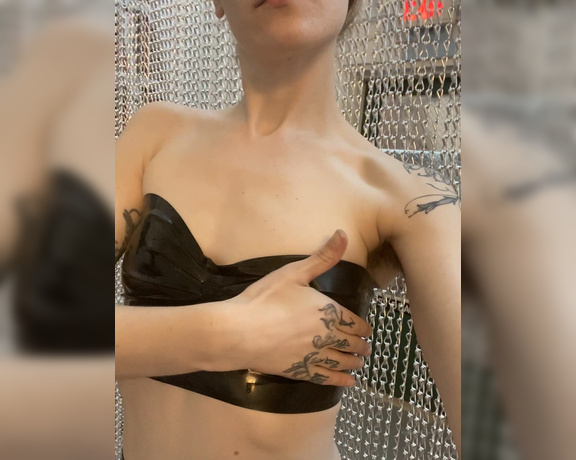 Miss Adah Vonn aka Topdomme OnlyFans - Video New latex top and chain curtain! Love them both