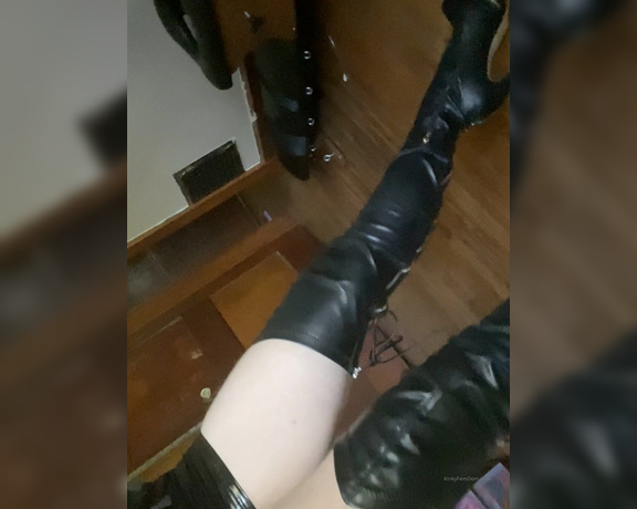 Miss Adah Vonn aka Topdomme OnlyFans - VID Shiny shorts booty wiggle