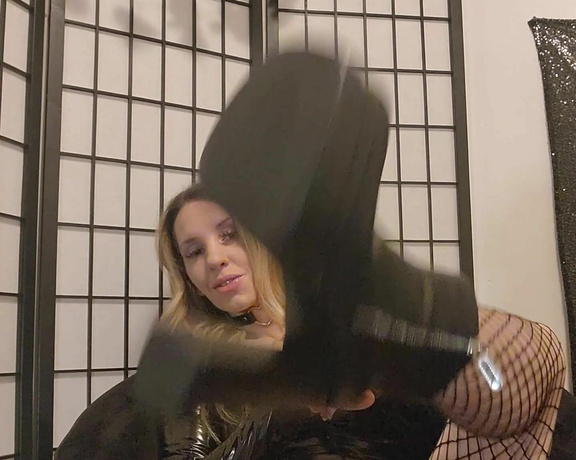 Marilyn Roe aka Marilynroe23 OnlyFans - Spit joi with my cute boots