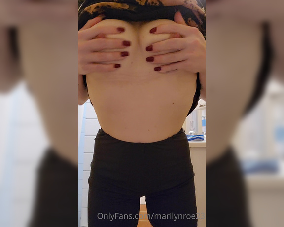 Marilyn Roe aka Marilynroe23 OnlyFans - Teasing your tiny shrimp