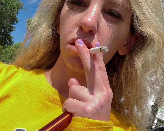 Marilyn Roe aka Marilynroe23 OnlyFans - For those that enjoy smoking