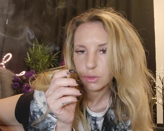 Marilyn Roe aka Marilynroe23 OnlyFans - Sexy late smoke session , also available for sessions rates and custom orders tonight