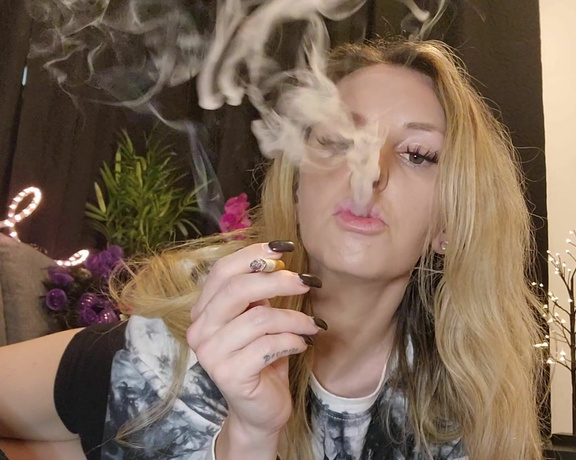 Marilyn Roe aka Marilynroe23 OnlyFans - Sexy late smoke session , also available for sessions rates and custom orders tonight