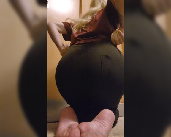 Marilyn Roe aka Marilynroe23 OnlyFans - Sniffing my asshole and showing off my soles