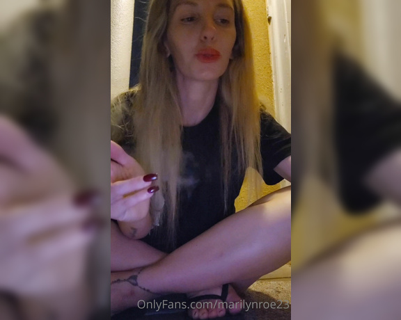 Marilyn Roe aka Marilynroe23 OnlyFans - Im not sure if anyone on here is really even into smoking still but Im posting it anyway and my 2