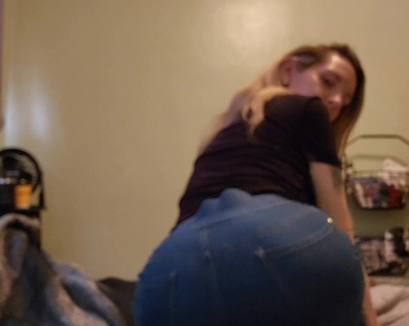 Marilyn Roe aka Marilynroe23 OnlyFans - Butt crack Jean farts