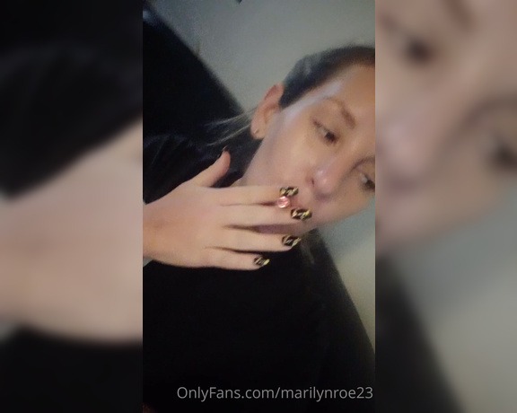 Marilyn Roe aka Marilynroe23 OnlyFans - Smoking