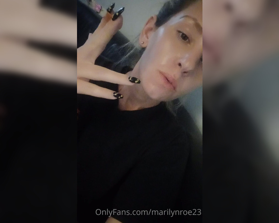 Marilyn Roe aka Marilynroe23 OnlyFans - Smoking