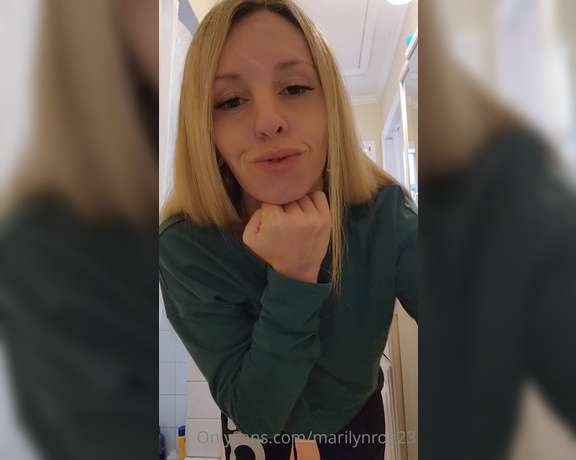 Marilyn Roe aka Marilynroe23 OnlyFans - Holiday farts merry Xmas