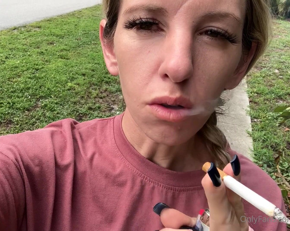 Marilyn Roe aka Marilynroe23 OnlyFans - Smoking from the other day come get a custom smoke clip !