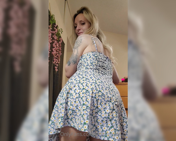 Marilyn Roe aka Marilynroe23 OnlyFans - Sundress farts