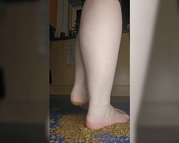 Miss Roxy xx aka Roxysfeetxx OnlyFans - Crunchy cereal crush