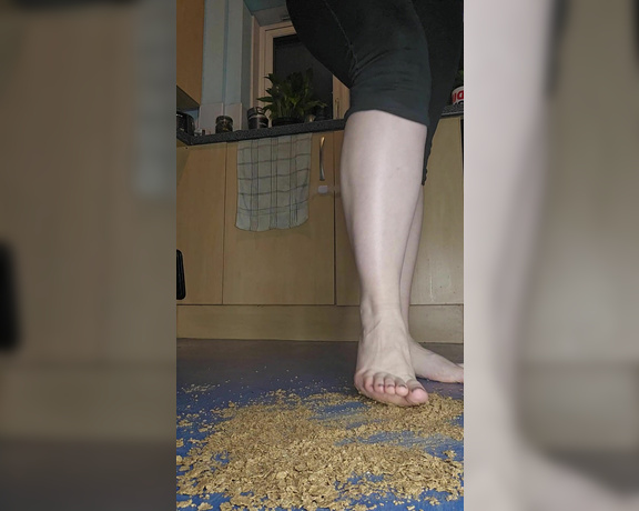 Miss Roxy xx aka Roxysfeetxx OnlyFans - Crunchy cereal crush