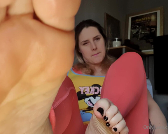 Miss Roxy xx aka Roxysfeetxx OnlyFans - Ever wanted to have me talk you through a footjob Heres a virtual footjob JOI, find the other 4 mins