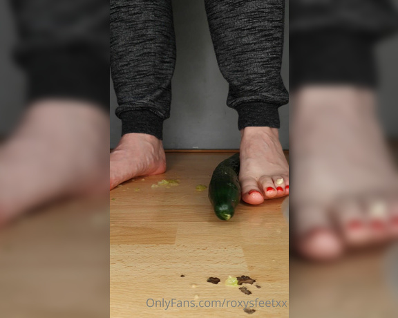 Miss Roxy xx aka Roxysfeetxx OnlyFans - Crushing some different foods Any other things youd like to see under my feet Serious answers onl