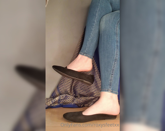 Miss Roxy xx aka Roxysfeetxx OnlyFans - Big fan of these flat shoes, just need to stink them up good now