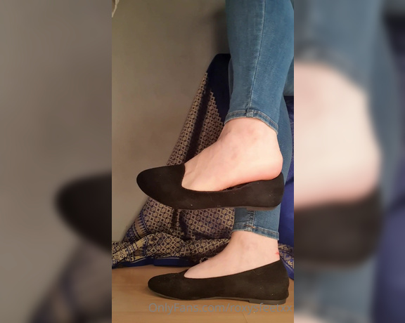 Miss Roxy xx aka Roxysfeetxx OnlyFans - Big fan of these flat shoes, just need to stink them up good now