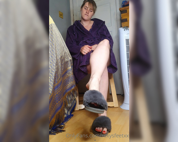 Miss Roxy xx aka Roxysfeetxx OnlyFans - Its been a looong day at work, my feet are sore and you are going to worship them