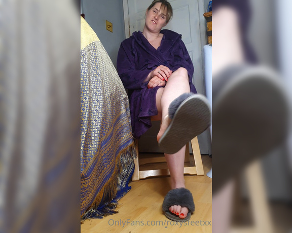 Miss Roxy xx aka Roxysfeetxx OnlyFans - Its been a looong day at work, my feet are sore and you are going to worship them