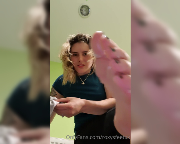 Miss Roxy xx aka Roxysfeetxx OnlyFans - Its snowing lint