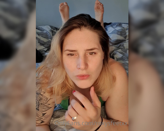 Miss Roxy xx aka Roxysfeetxx OnlyFans - I know I make you weak when Im teasing you in the pose