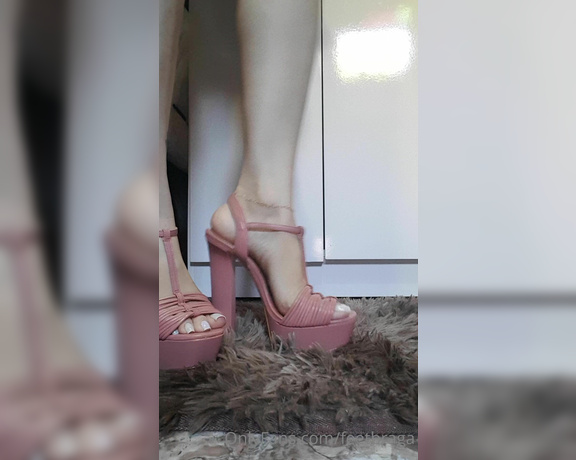 Feet Braga aka Feetbraga OnlyFans - Mostrando a sandlia nova