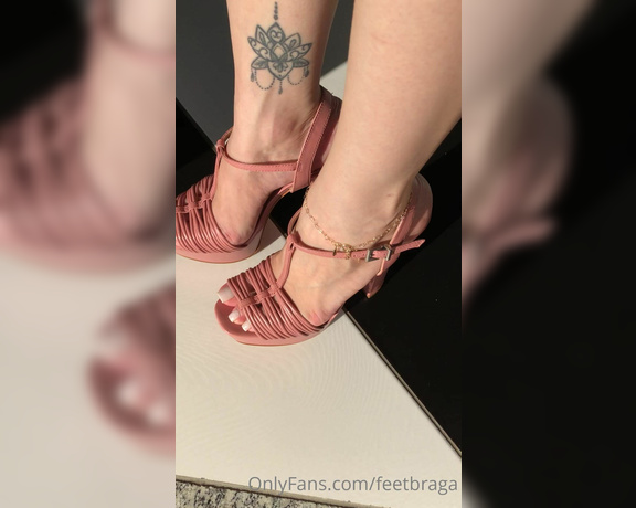 Feet Braga aka Feetbraga OnlyFans - Mostrando essa sandlia linda ns pezinhos