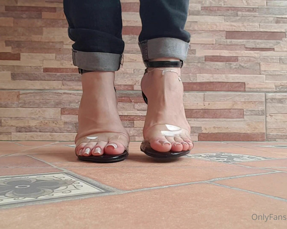 Feet Braga aka Feetbraga OnlyFans - Exibindo os lindos ps nessa na sandlia de salto