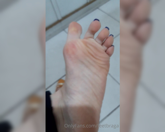 Feet Braga aka Feetbraga OnlyFans - Tirando a sapatilha e mostrando