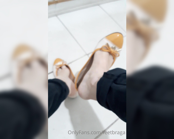 Feet Braga aka Feetbraga OnlyFans - Tirando a sapatilha e mostrando