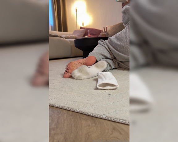 Barebylola aka barebylola - 05-20-2025 OnlyFans Video - Caught in my book while yourbest_blondie caught me on camera