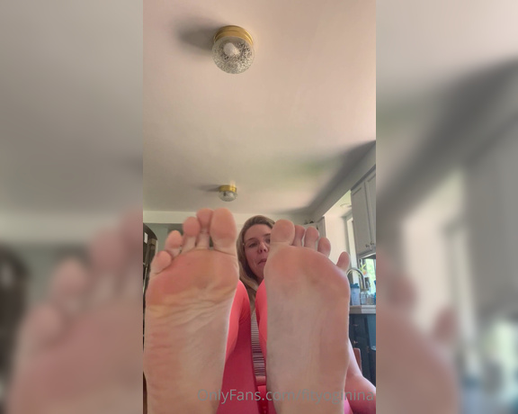 Nina aka Fityoginina OnlyFans - Monday update! I’ll be getting to all your messages later today Just painted my toenails to match