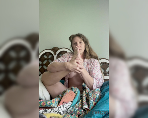 Nina aka Fityoginina OnlyFans - Hiiiii I slept in today This is actually me waking up today Cum play with me I’m not wearing any