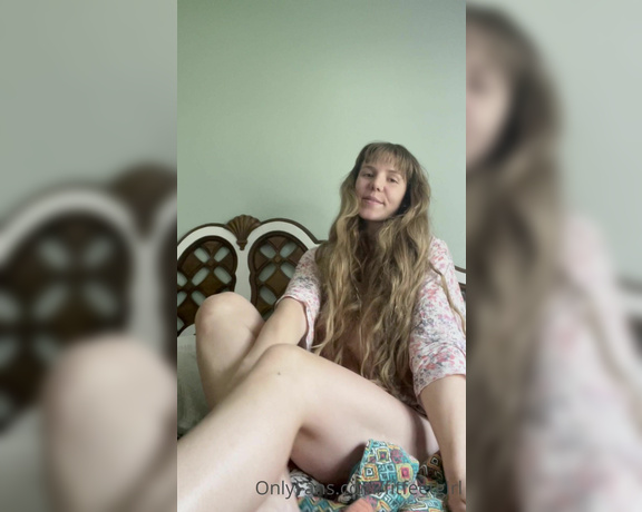 Nina aka Fityoginina OnlyFans - Hiiiii I slept in today This is actually me waking up today Cum play with me I’m not wearing any