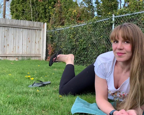 Nina aka Fityoginina OnlyFans - I feel so lucky during this time yo have an amazing backyard I can’t imagine how crazy I’d be going