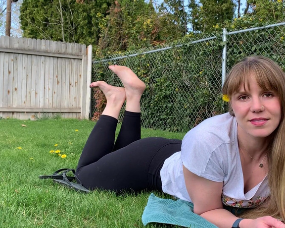 Nina aka Fityoginina OnlyFans - I feel so lucky during this time yo have an amazing backyard I can’t imagine how crazy I’d be going