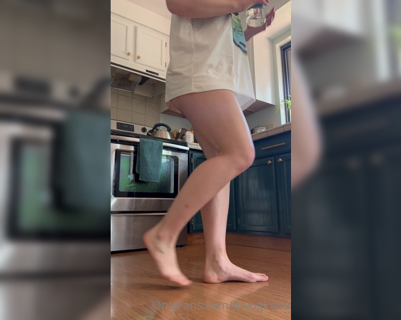 Nina aka Fityoginina OnlyFans - Hang out with me while I make myself some tea