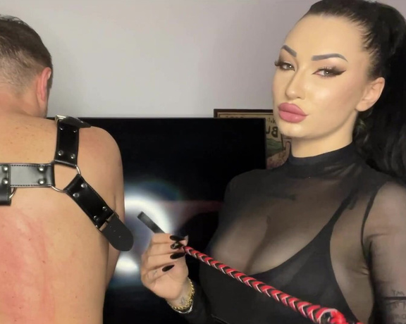 Miss Eva worship temple - La Reina Malvadaa And Faith - Whipping And Scratching - Close Up