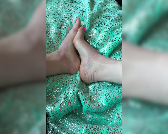 SilkySolesYYC aka Silkysolesyyc OnlyFans - Happy Foot Fetish Friday! A nice relaxing slow motion video today Imagine my soft soles gliding ove