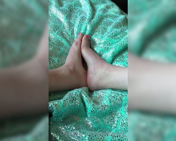 SilkySolesYYC aka Silkysolesyyc OnlyFans - Happy Foot Fetish Friday! A nice relaxing slow motion video today Imagine my soft soles gliding ove