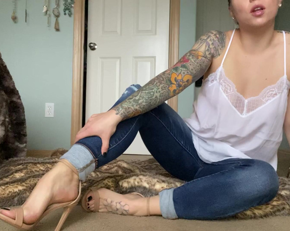 Misstinytootsies aka Misstinytootsies OnlyFans - I’ve been friends with your girlfriend for over 10 years, I can’t risk throwing that away sneaking